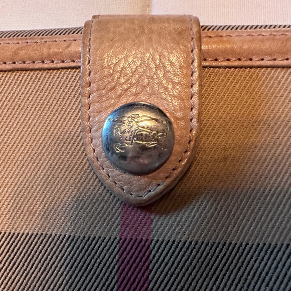 Authentic Burberry brown leather buckle wallet with snap closure. - Picture 4 of 7